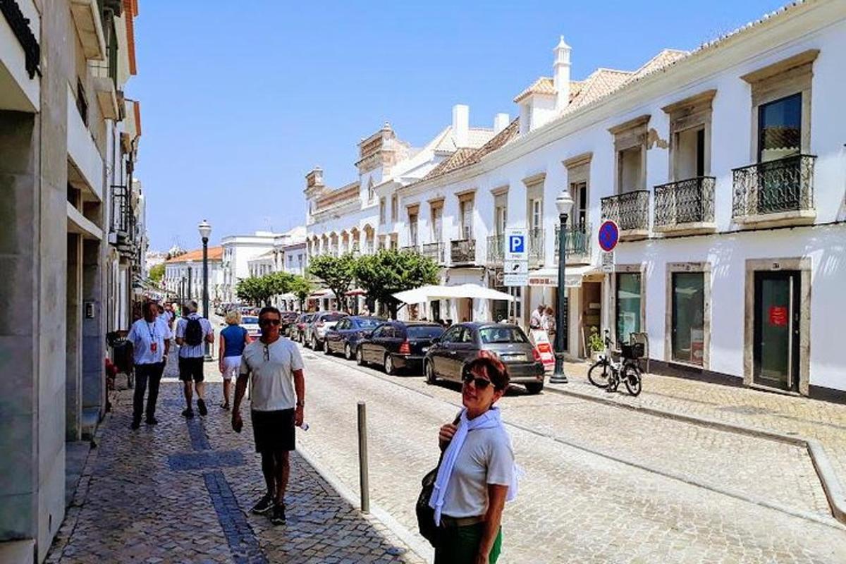 μια ομάδα ανθρώπων που περπατούν σε έναν δρόμο με κτίρια
