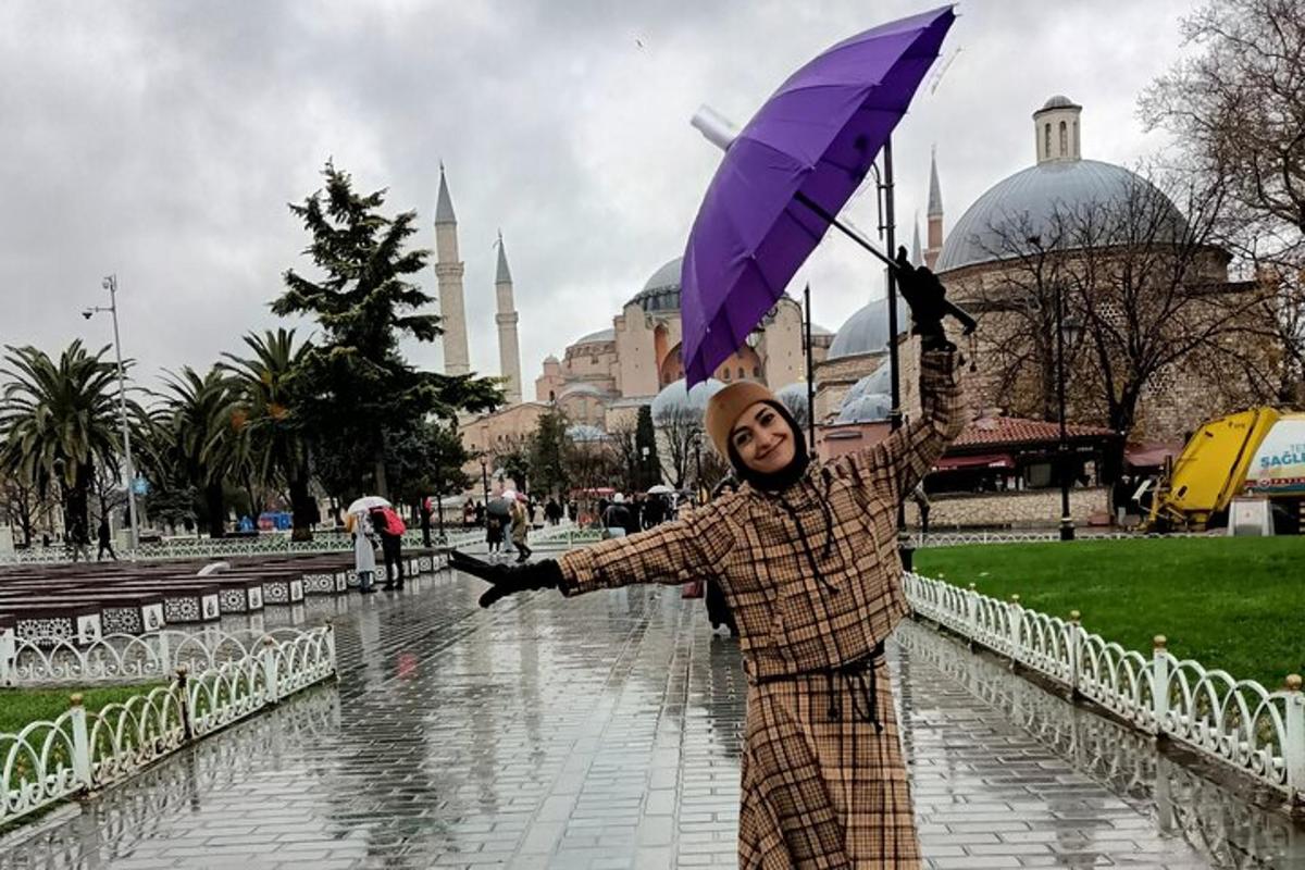 egy férfi az esőben áll, esernyőt tartva a kezében