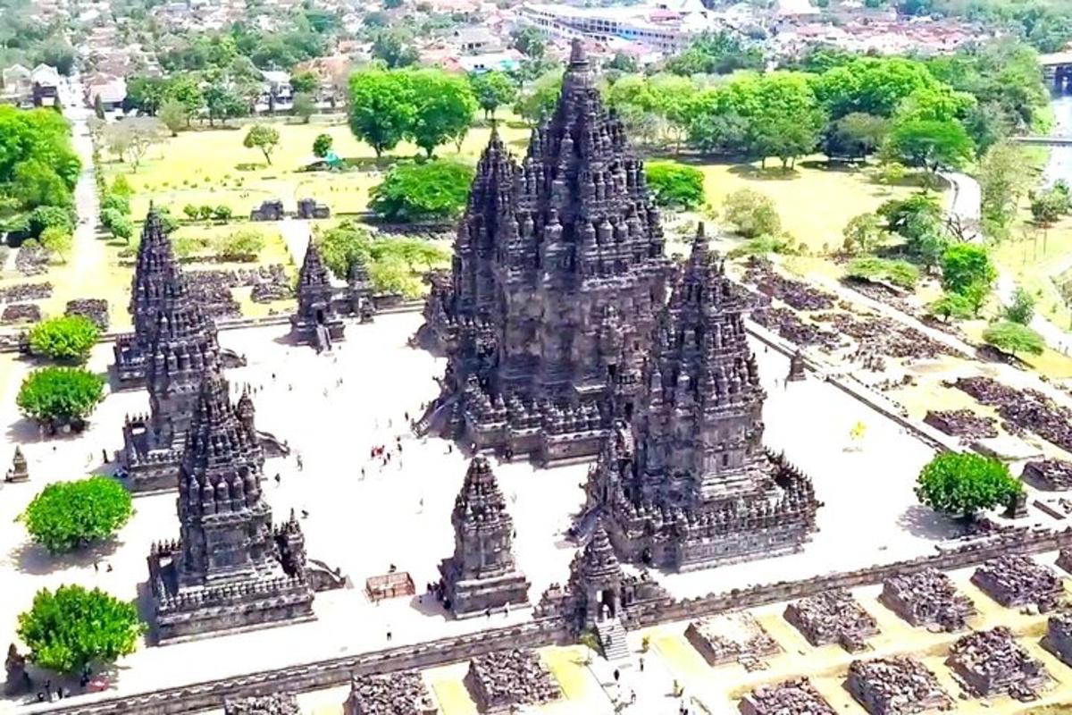 uma vista aérea de um templo na Indonésia