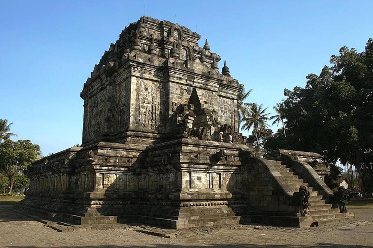 una gran estructura de piedra en un parque