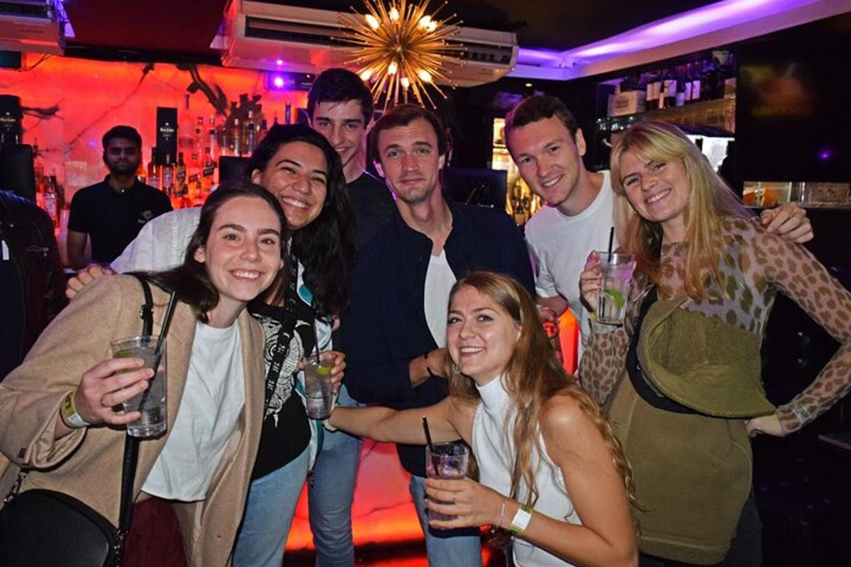 un gruppo di persone che posano per una foto in un bar