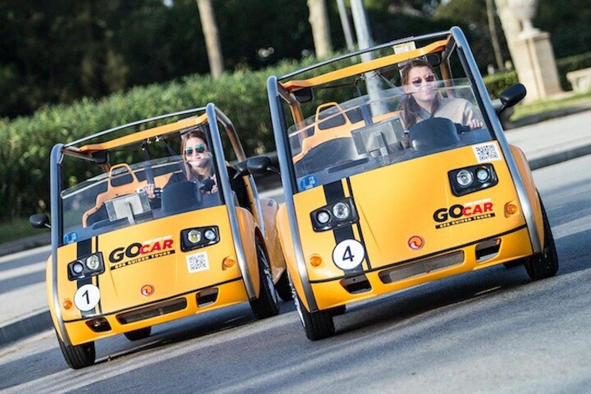 Dos personas en un mini coche en una carretera