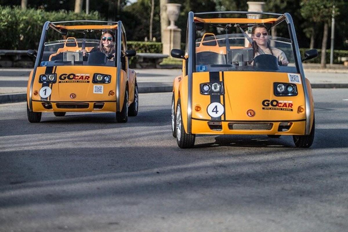 két ember inwagen golfkocsikkal halad az utcán