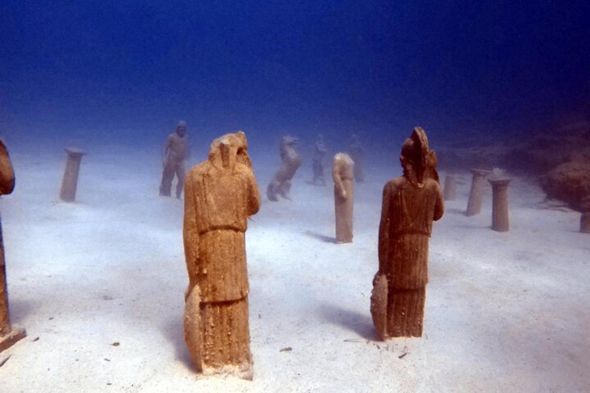 Un grupo de estatuas de personas en la nieve.