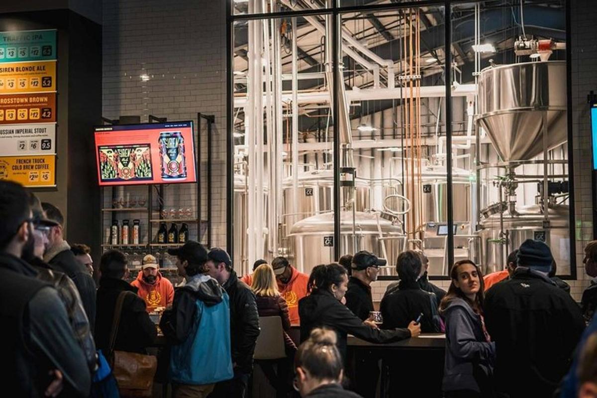 skupina lidí sedících u baru v restauraci