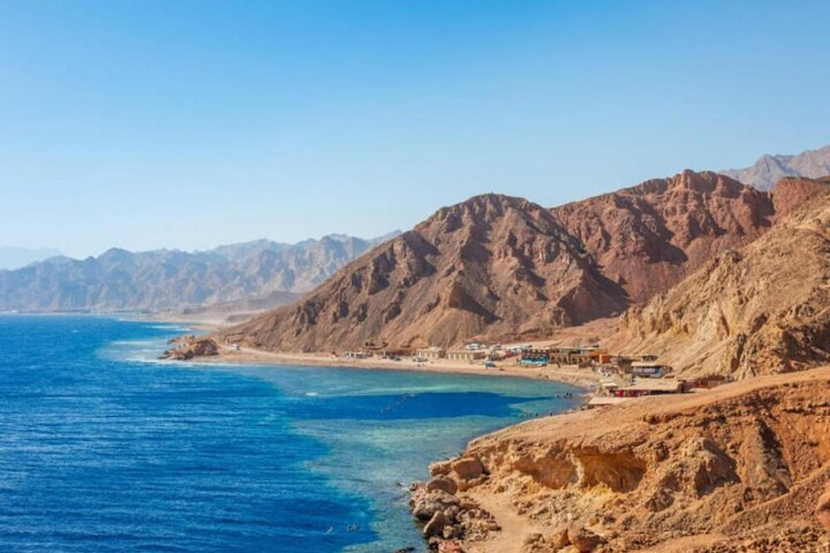 Una vista de una playa con montañas al fondo.