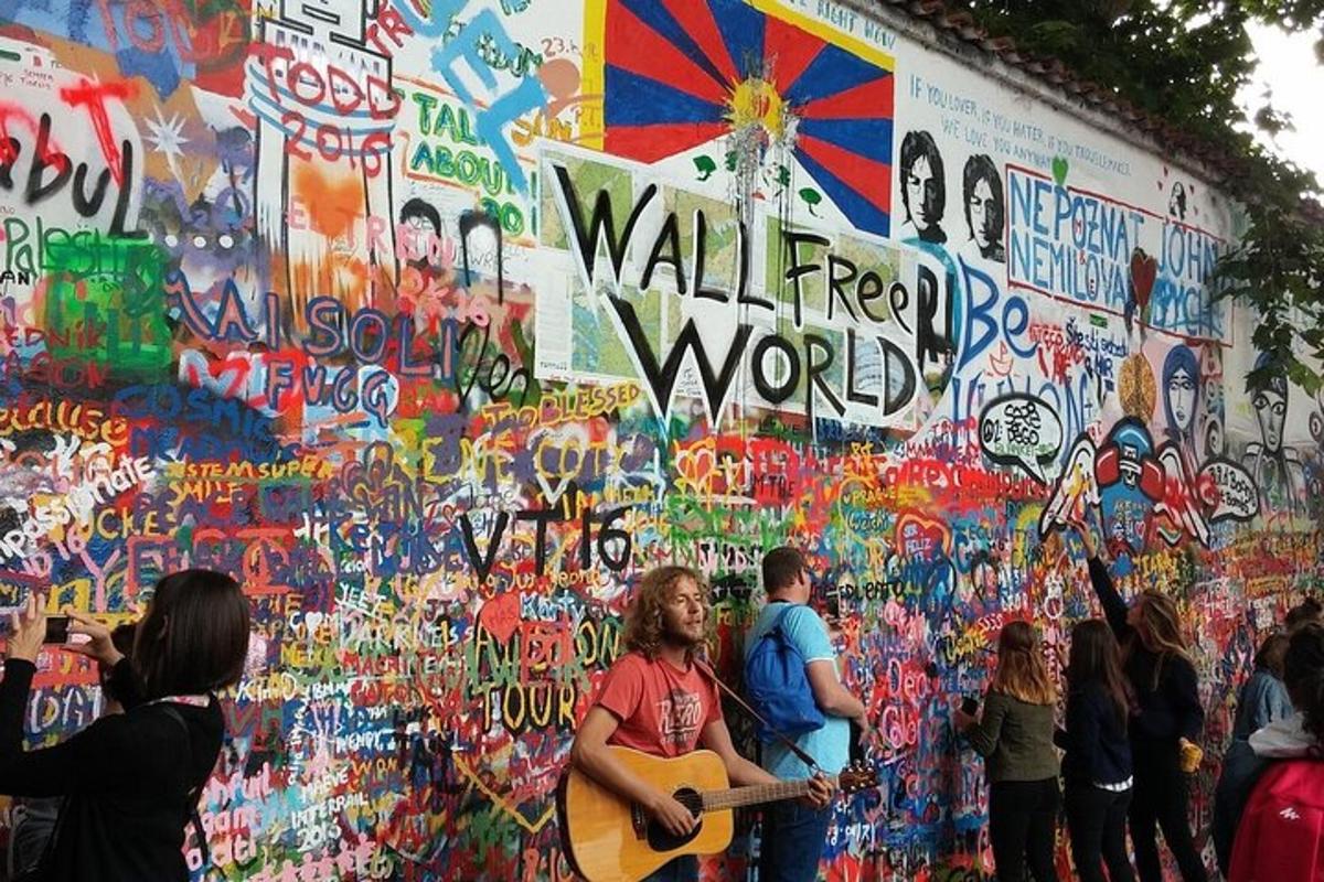 một nhóm người đứng trước một bức tường phủ đầy graffiti