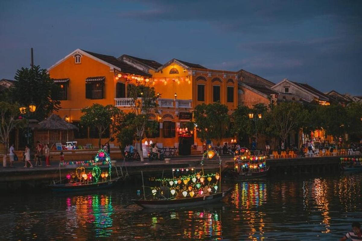 um grupo de barcos com luzes de natal na água