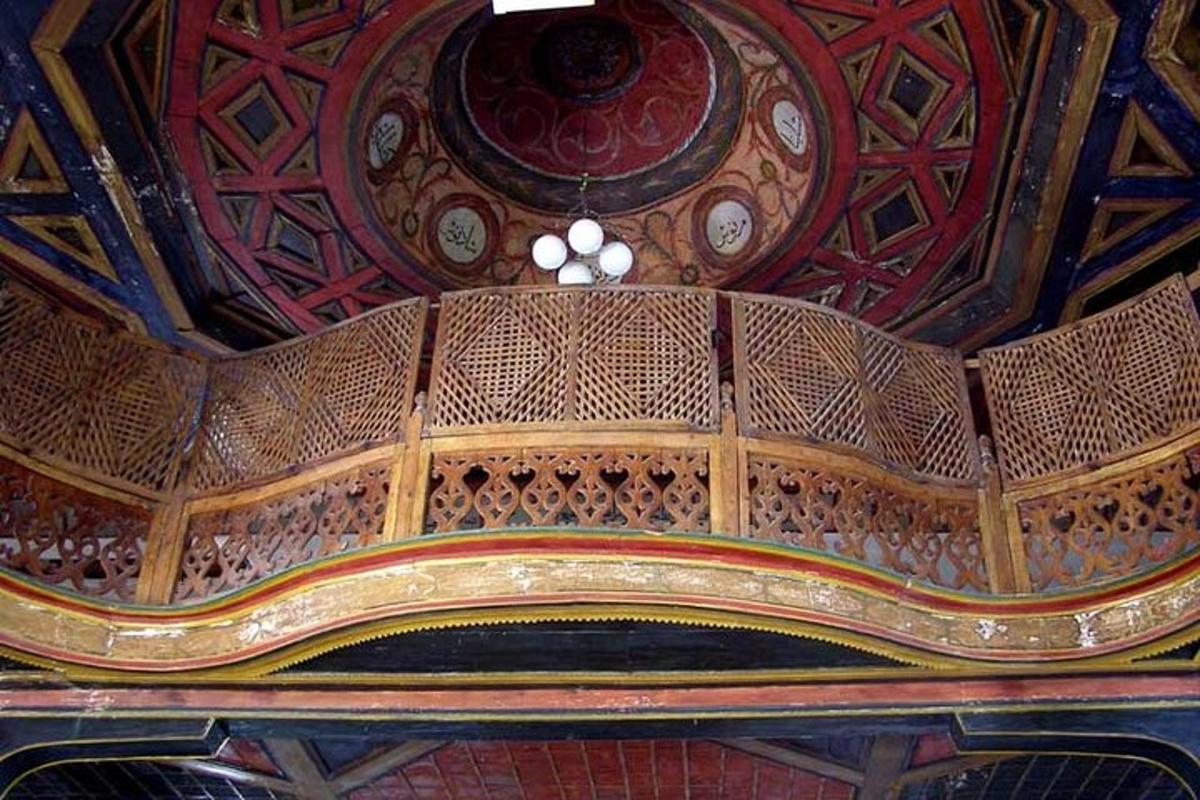 una stanza con un soffitto in legno con una panca in legno