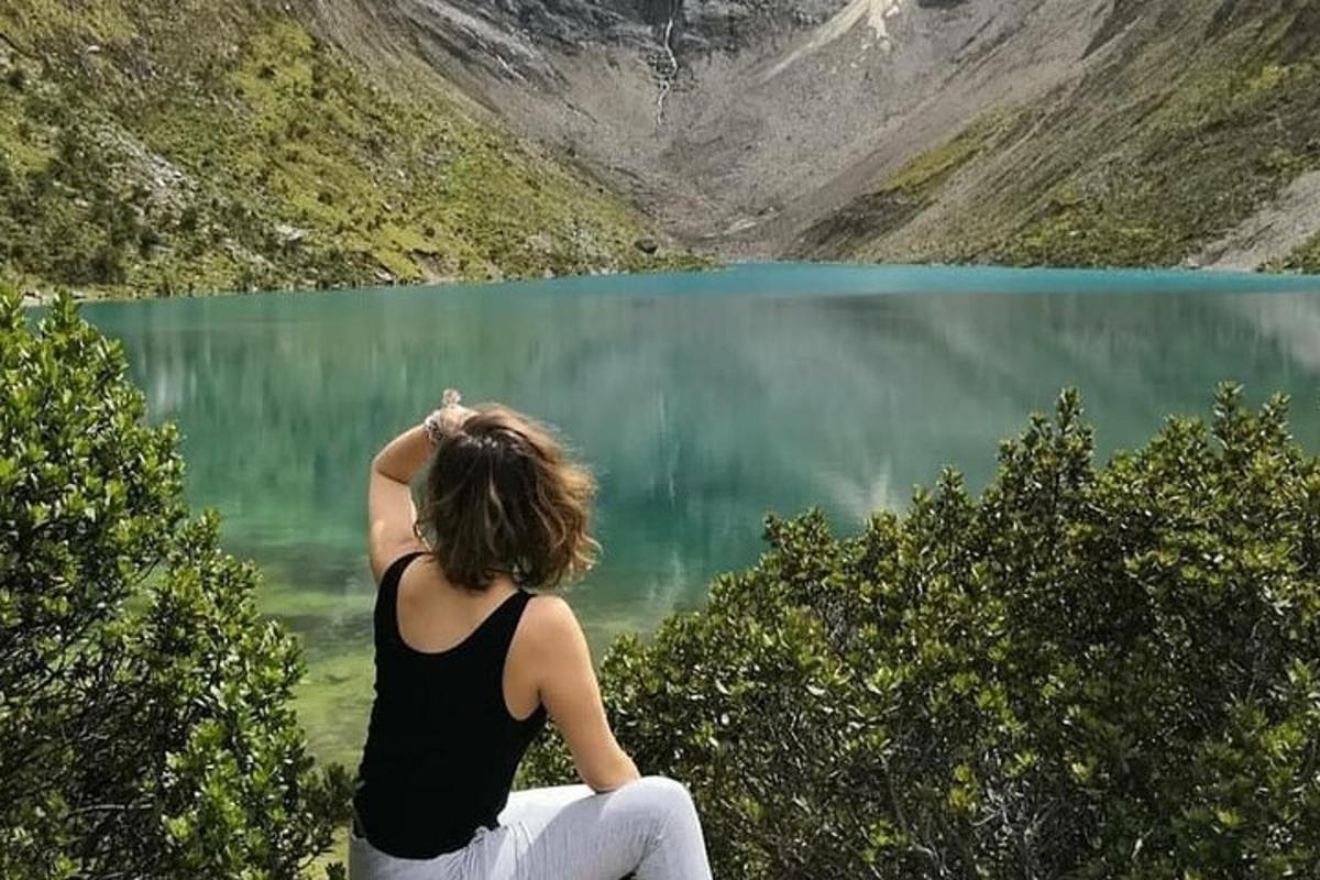 žena sedící před vodní plochou
