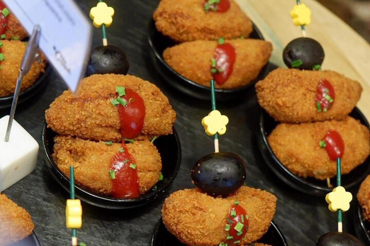 hromada muffinů s rajčaty a třešněmi