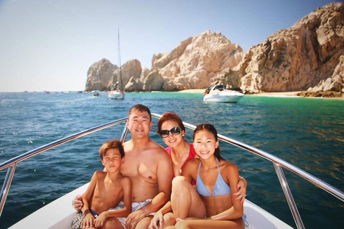 uma família sentada em um barco no oceano
