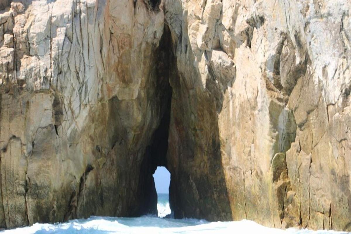 o peșteră în coasta unei stânci