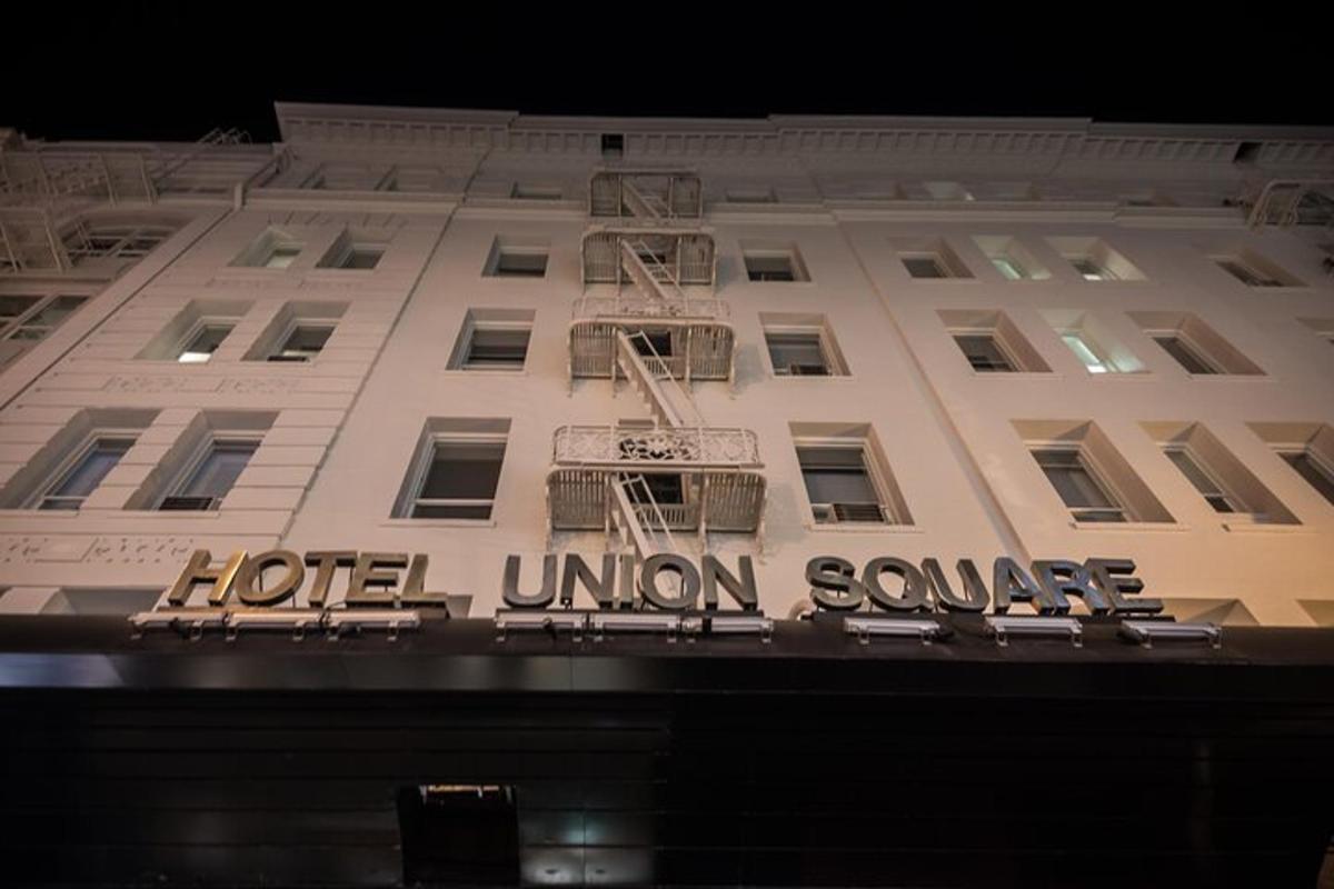 ένα κτίριο με μια πινακίδα που γράφει Hotel Union Square