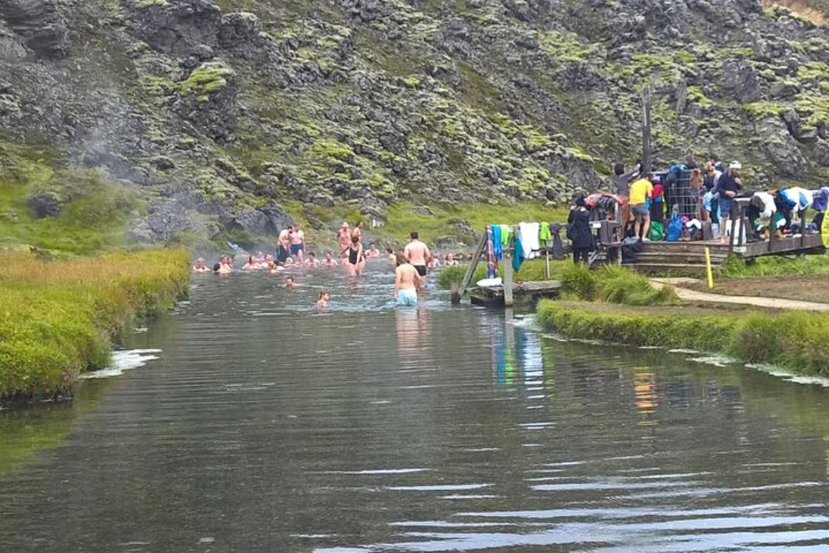 egy csoport ember úszik a folyóban