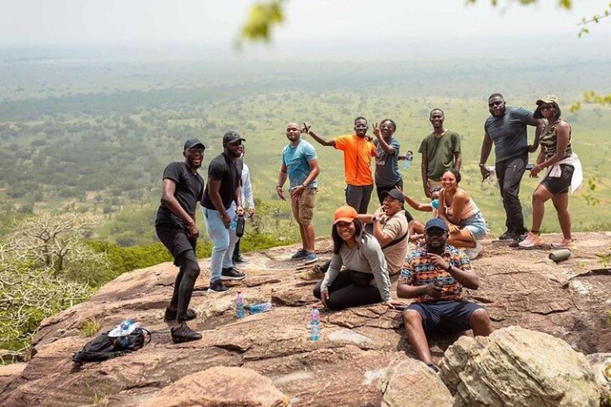 sekumpulan orang berdiri di atas gunung