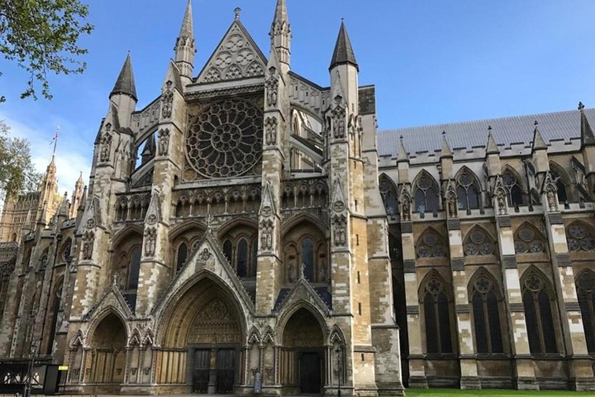 Una gran catedral con un gran edificio de piedra