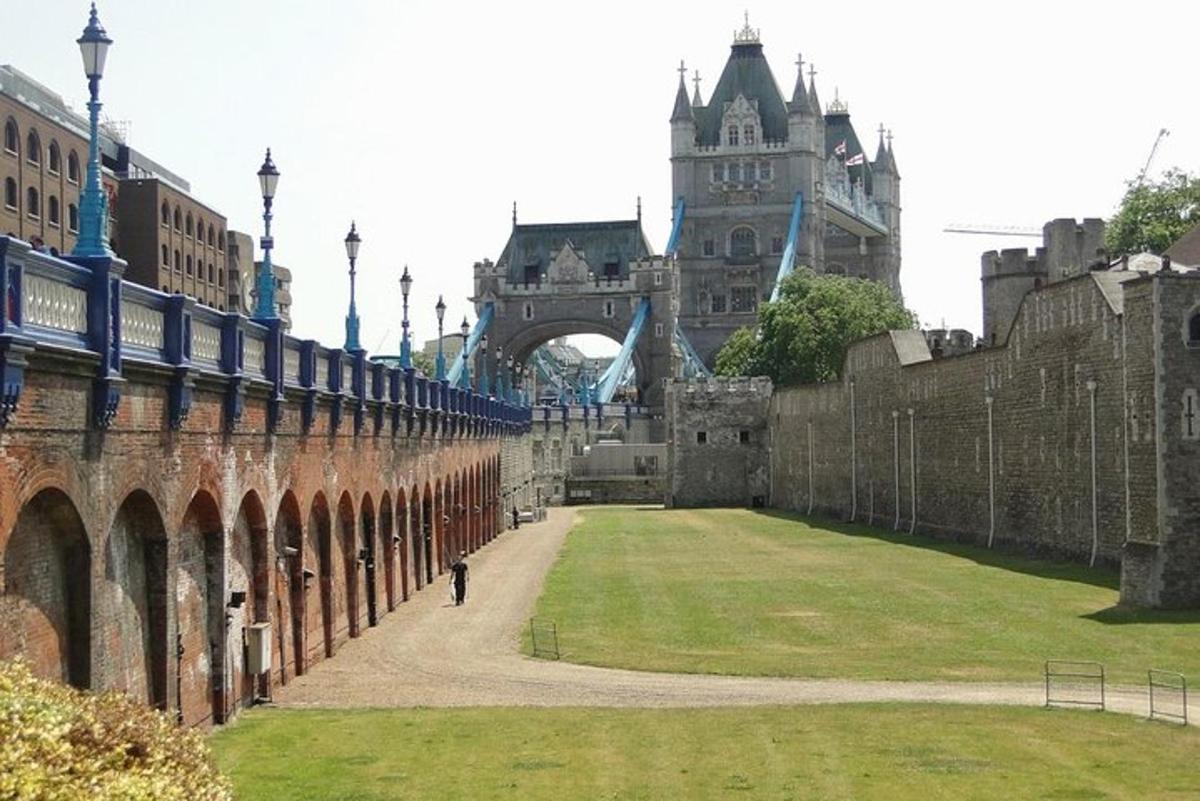 Un castillo con una persona caminando delante de él.