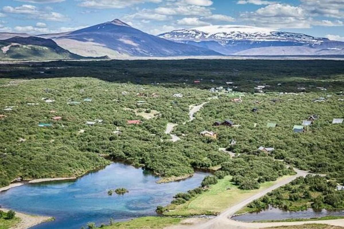 Loftmynd af á með snæviþöktum fjöllum