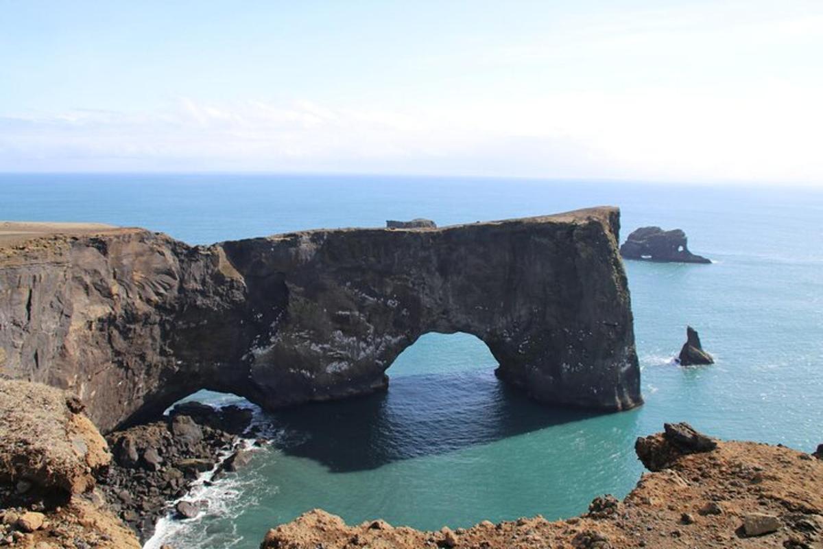 velký skalní útvar ve vodě poblíž oceánu