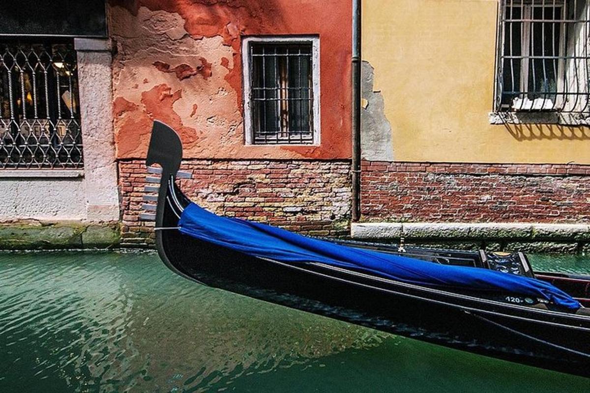 gondola s modrým krytem sedící v kanálu