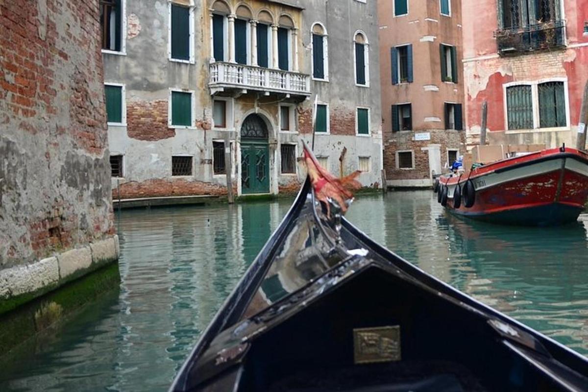 gondola sjíždějící kanál ve městě