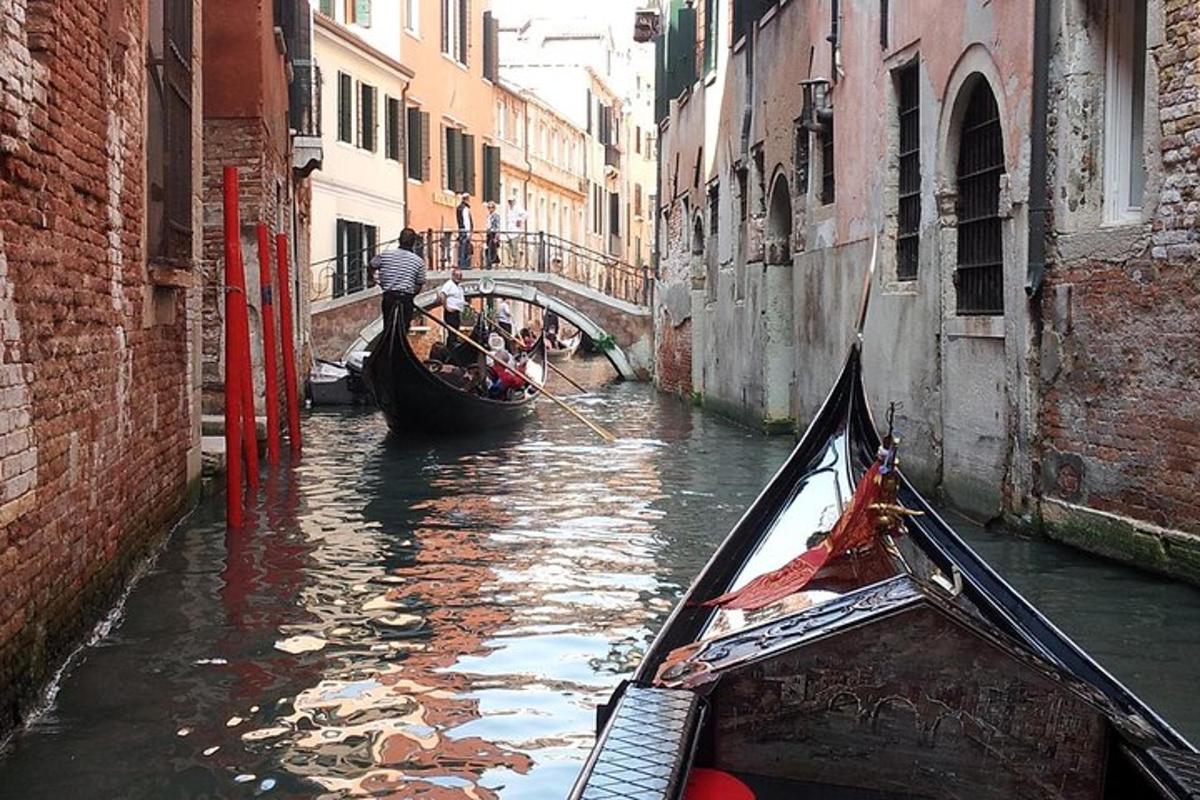 une gondole descend un canal dans une ville