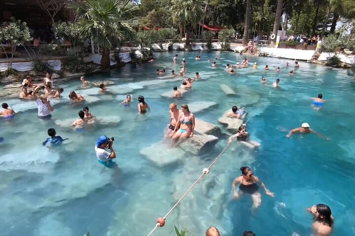 un grup de oameni în apa unei piscine