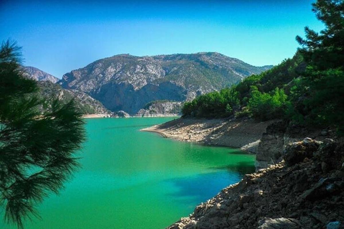 een groot waterlichaam met bergen op de achtergrond