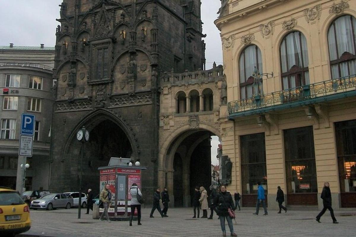 hópur fólks sem gengur fyrir framan byggingu