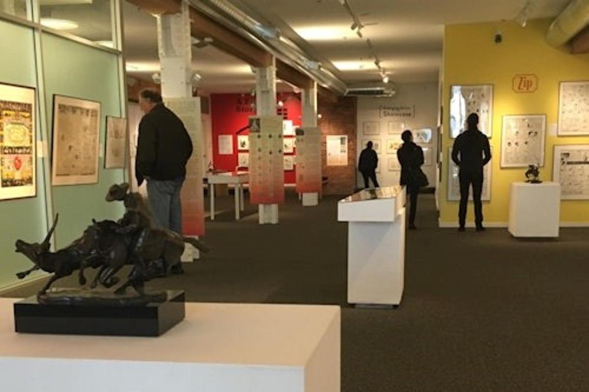 um grupo de pessoas observando exposições em um museu