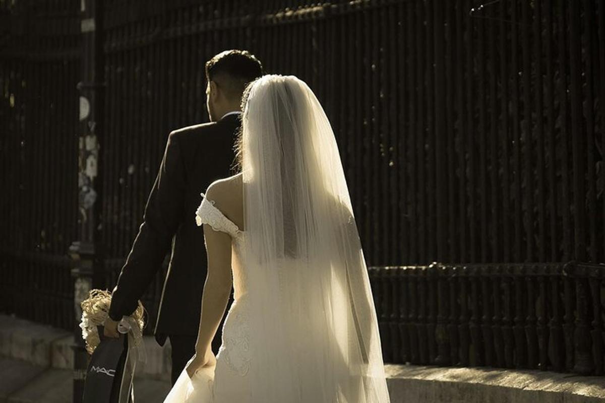 Una novia y un novio caminando por la calle