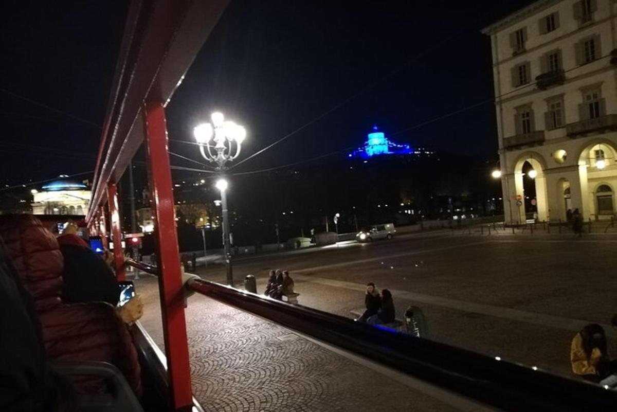 pohled na ulici v noci s budovou