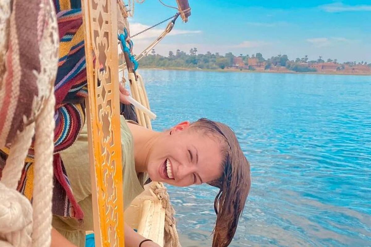 žena se usmívá a dívá se na vodu