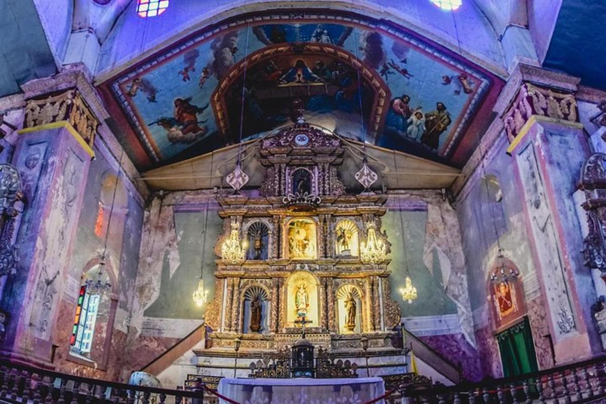 uma grande igreja com um altar em um prédio