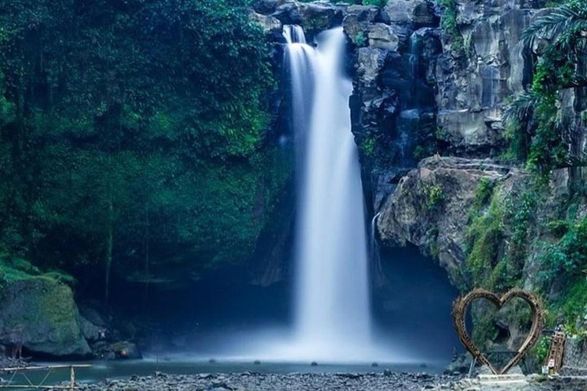 una grande cascata con un cuore davanti