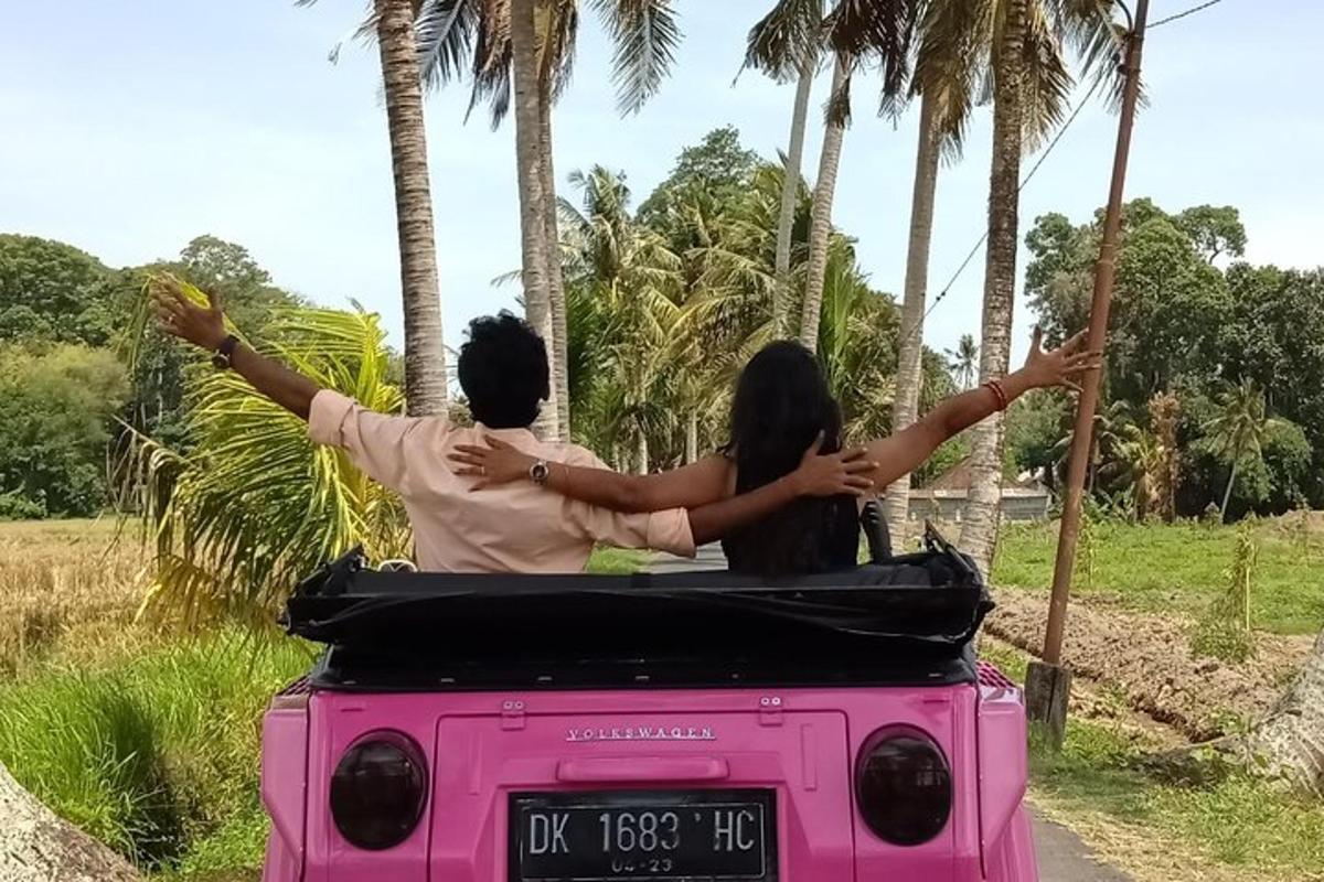 due persone che viaggiano sul retro di un furgone rosa