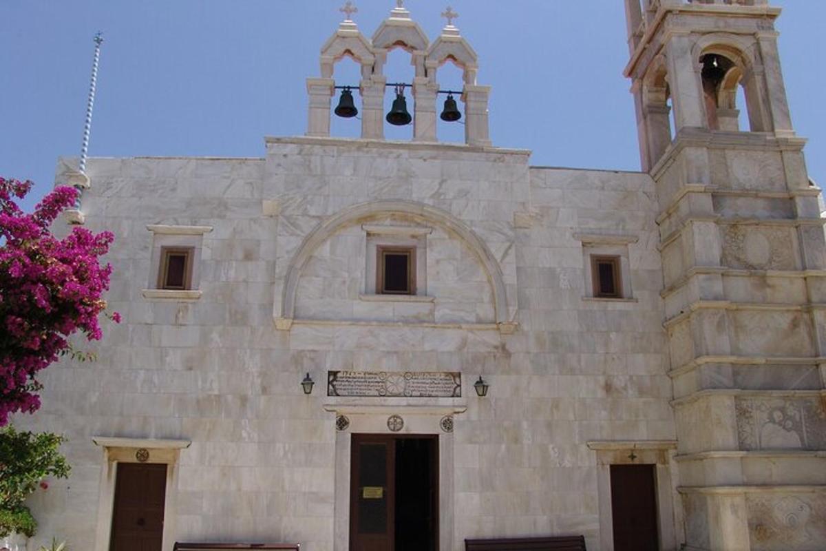 sebuah gereja batu dengan menara dan menara