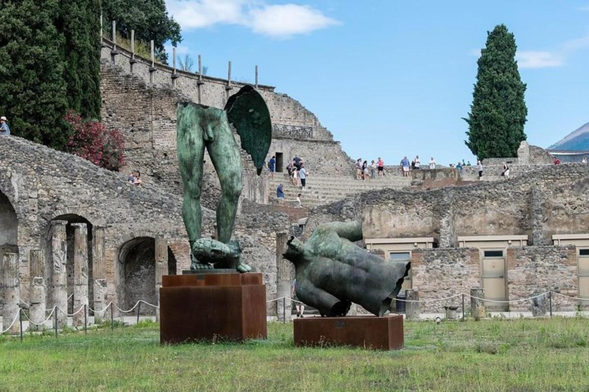 o statuie a unui bărbat și a unui taur în fața unei clădiri