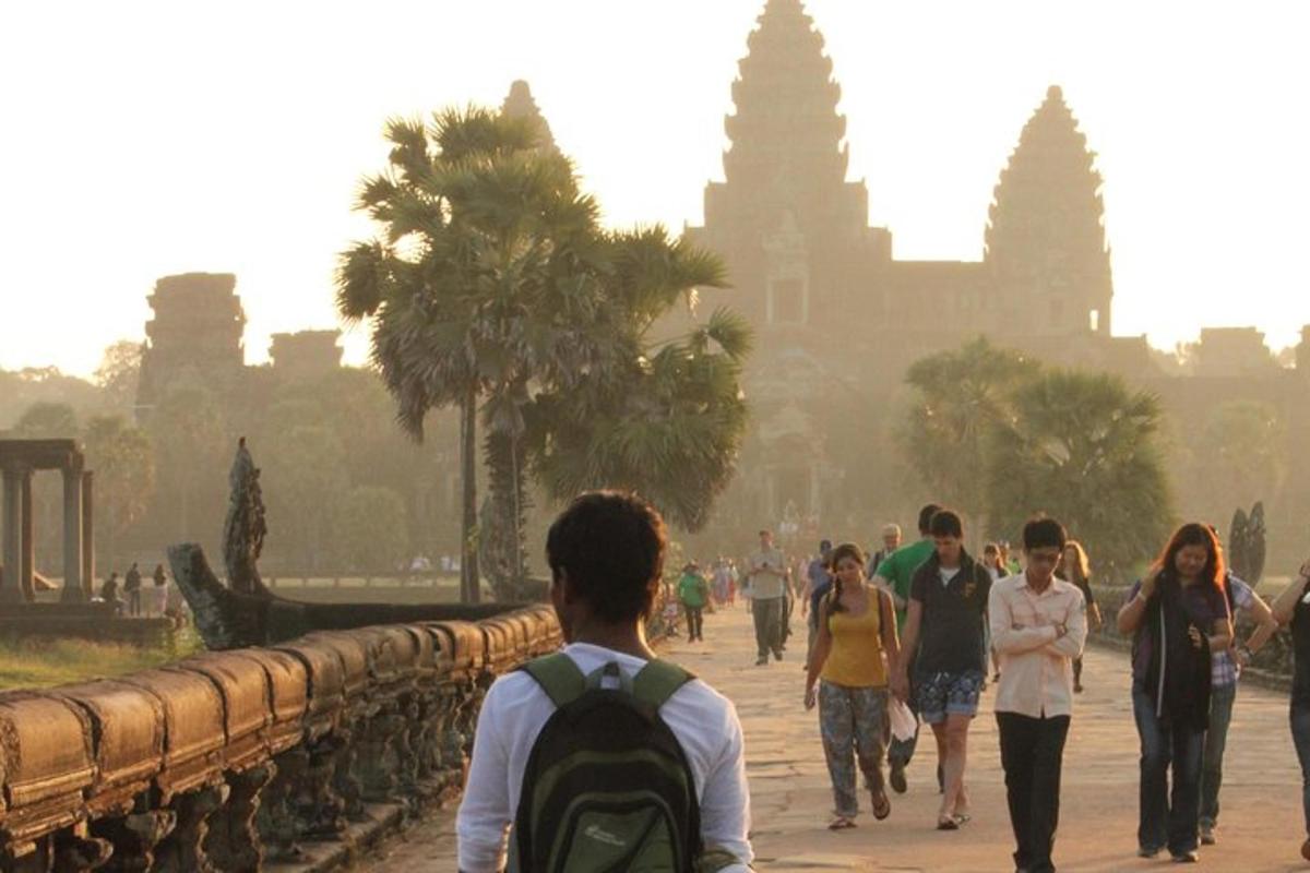 un grup de persones caminant davant d'un temple