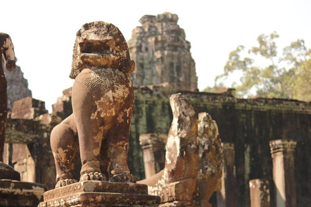 una estàtua davant d'un temple