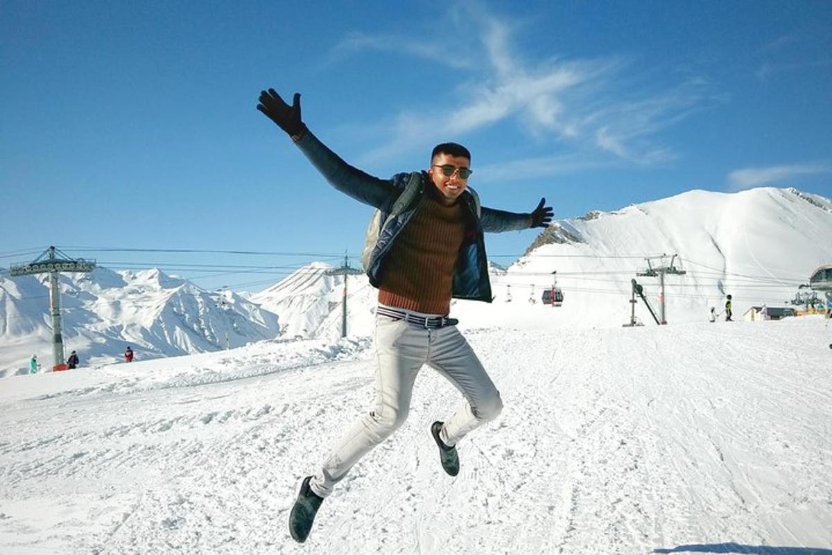 un uomo che salta in aria nella neve