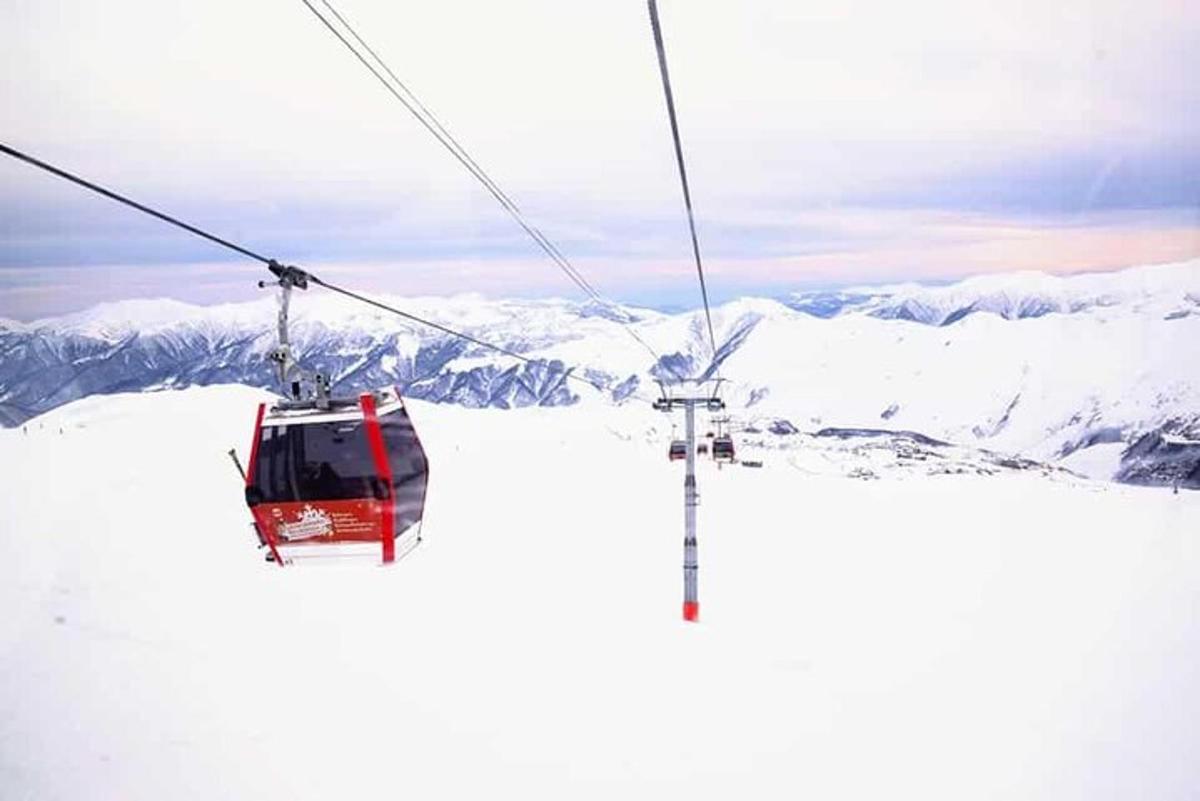 uno skilift sopra una montagna innevata