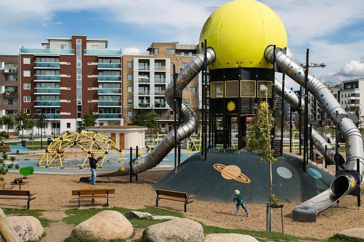 un parc infantil amb un tobogan davant d'un edifici