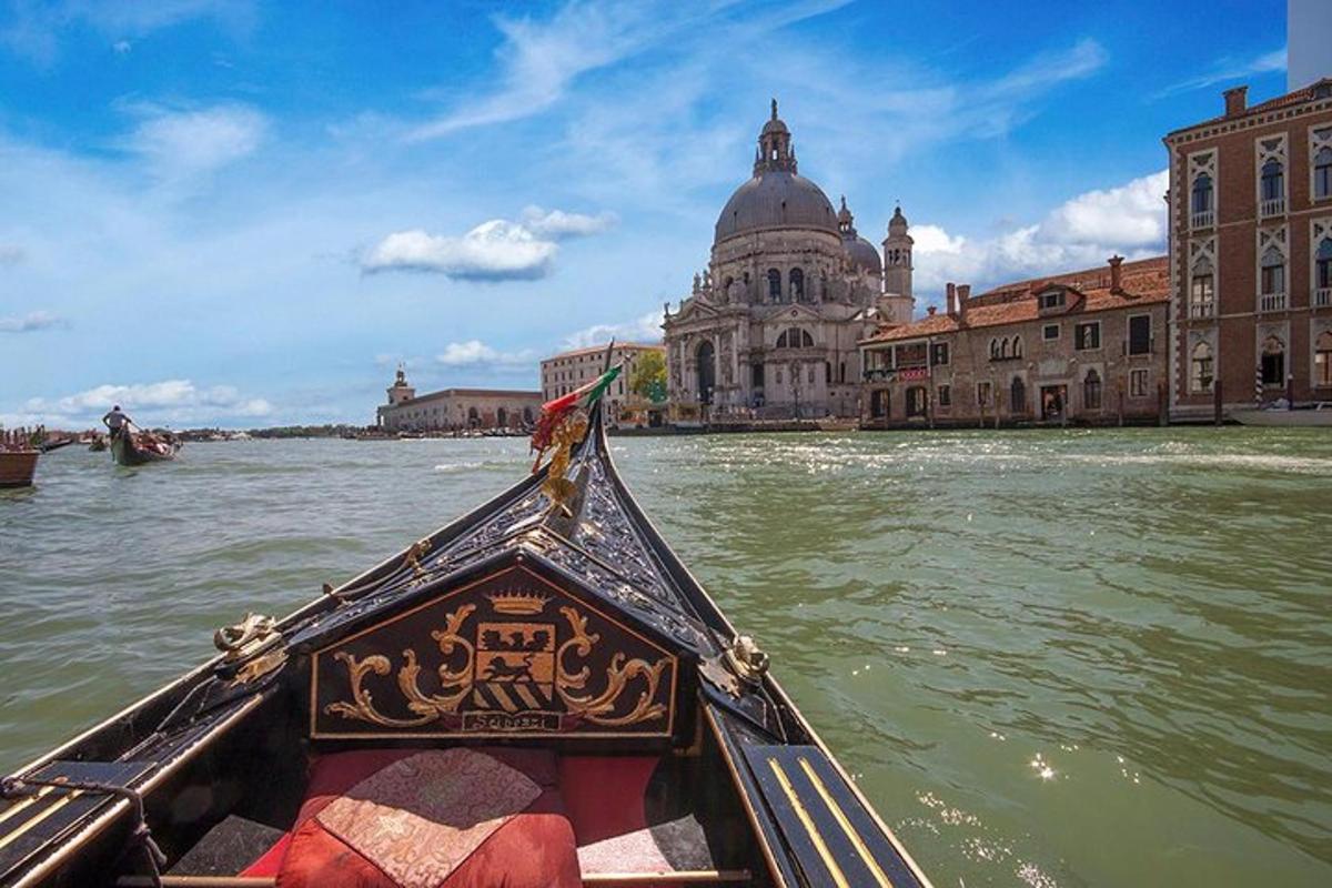 gondola di dalam air di hadapan sebuah bangunan