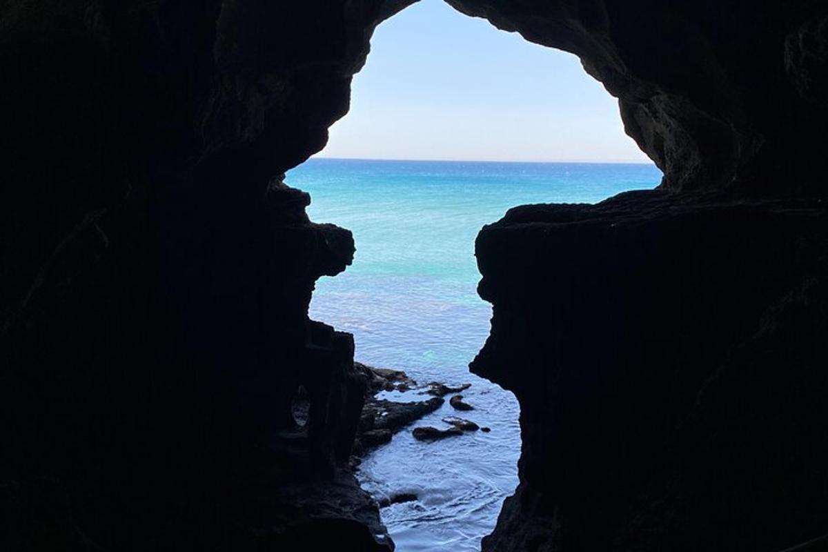 Una vista del océano desde una cueva