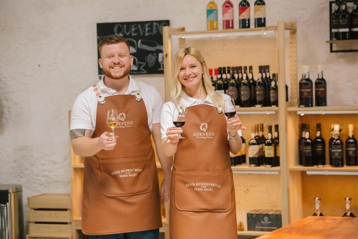 un homme et une femme tenant des verres de vin