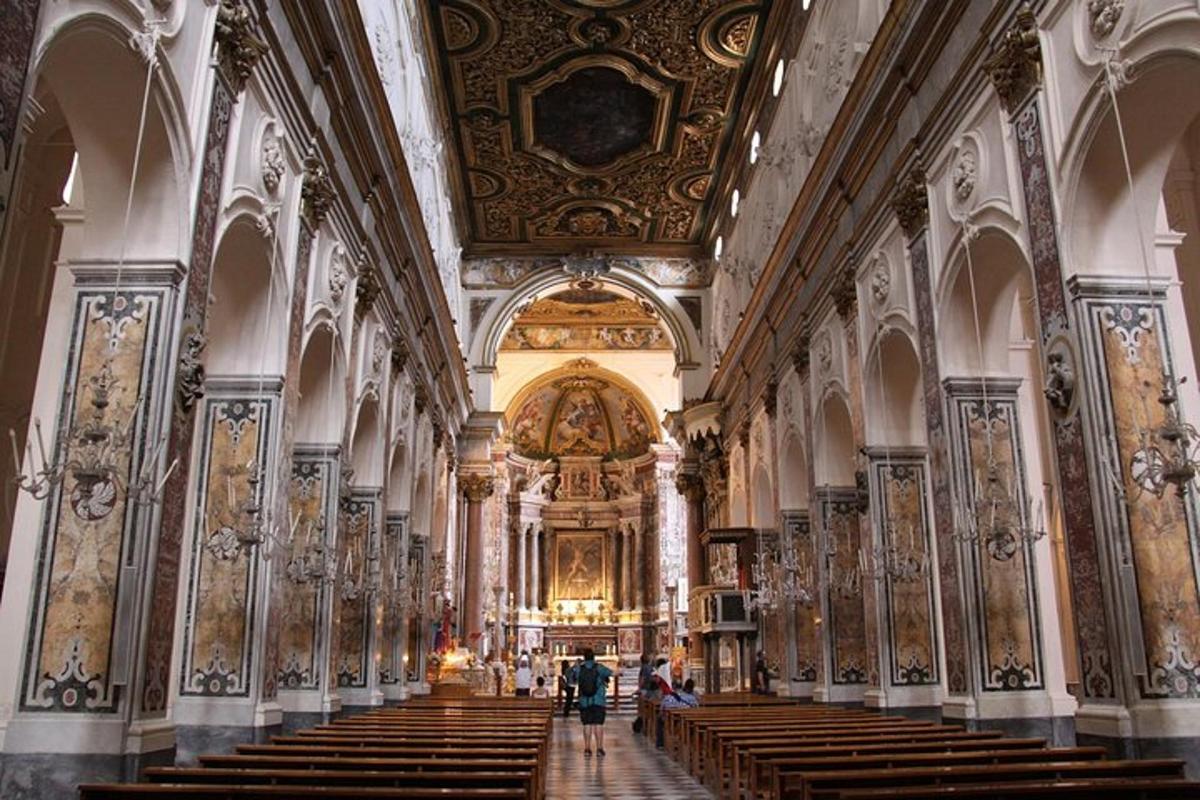 katedral besar dengan bangku-bangku di gereja