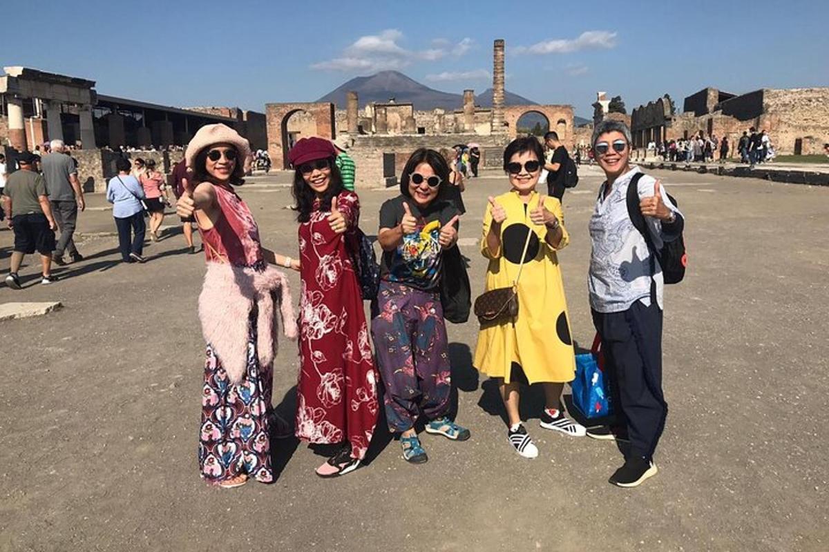 un grupo de personas posando para una foto