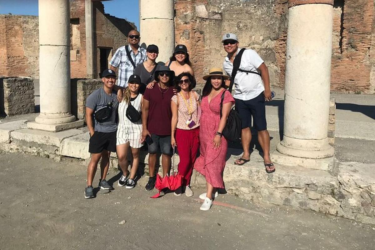 Un grupo de personas posando para una foto frente a columnas.